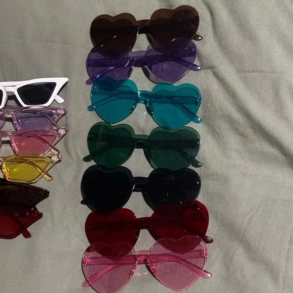 Bundle of 13 Costume Sunglasses - Picture 4 of 4